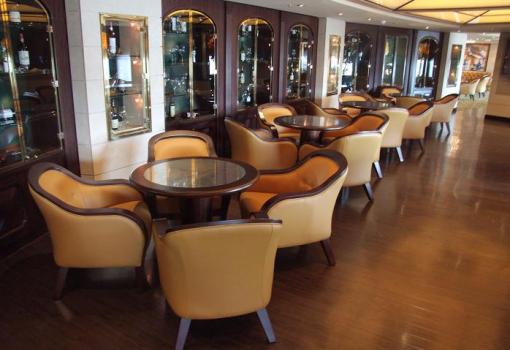 La vinoteca ofrece gran variedad de vinos y quesos del mundo